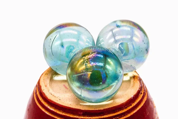 Beyaz zemin üzerinde üç beyaz kristal küre