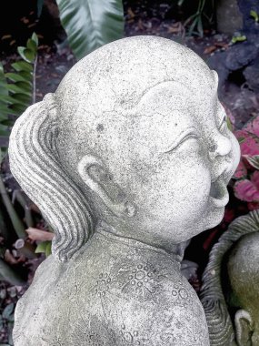 Eski bir boy gülümseyerek heykeli