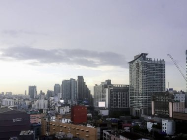 Karanlık gökyüzü bulutlar ve birçok bina