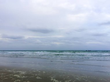 Deniz, gökyüzü, plajlar, güneş ışığı ve bulutlar