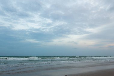 Deniz, gökyüzü, plajlar, güneş ışığı ve bulutlar