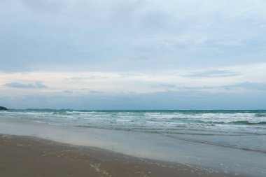 Deniz, gökyüzü, plajlar, güneş ışığı ve bulutlar