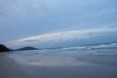 Deniz, gökyüzü, plajlar, güneş ışığı ve bulutlar