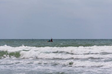 Deniz, gökyüzü, plajlar, güneş ışığı ve bulutlar