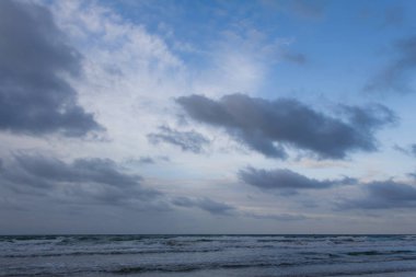 Deniz, gökyüzü, plajlar, güneş ışığı ve bulutlar