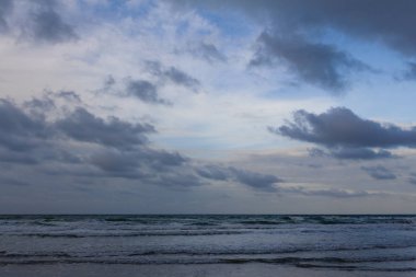 Deniz, gökyüzü, plajlar, güneş ışığı ve bulutlar
