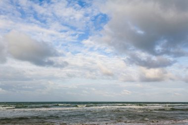 Deniz, gökyüzü, plajlar, güneş ışığı ve bulutlar