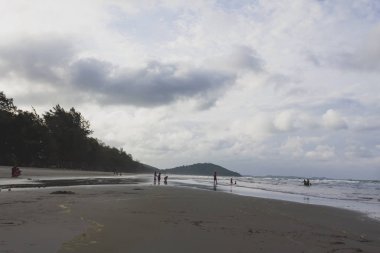 Deniz, gökyüzü, plajlar, güneş ışığı ve bulutlar