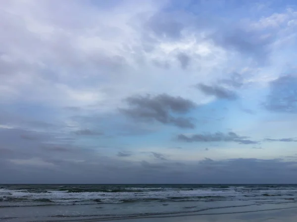 Deniz, gökyüzü, plajlar, güneş ışığı ve bulutlar