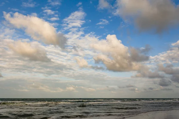 Zee Lucht Stranden Zon Wolken — Stockfoto