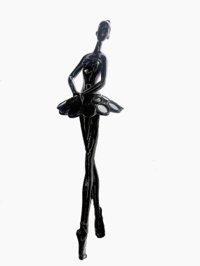 Metal beyaz bir arka plan üzerinde siyah bir kadın heykeli