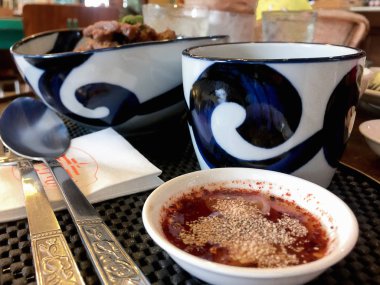 Sarımsak domuz eti pilav bir restoranda