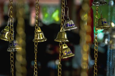Closeup altın çan asılı altın