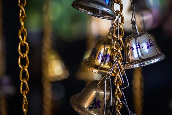 Fechar Ouro Bell Pendurado Ouro — Fotografia de Stock