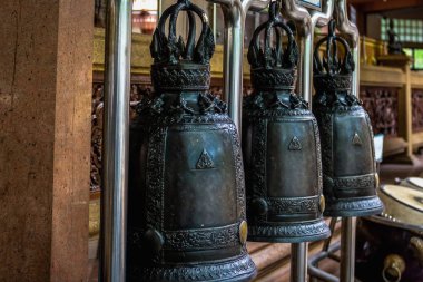 Üç siyah çan asılı