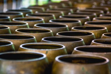 Rahipler masanın üzerine yerleştirilen