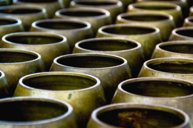 Rahipler masanın üzerine yerleştirilen