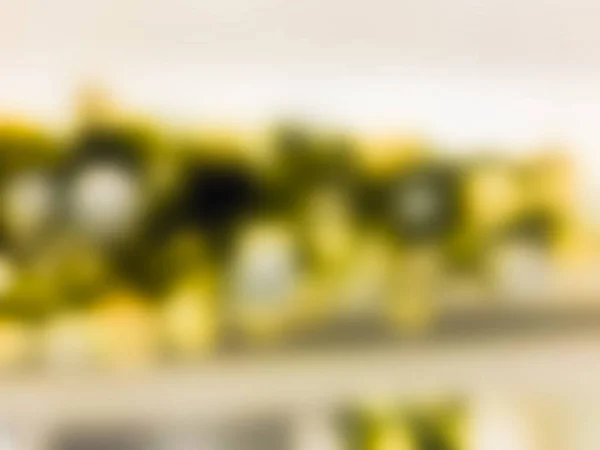 Renkli balonlar tavanda yüzer