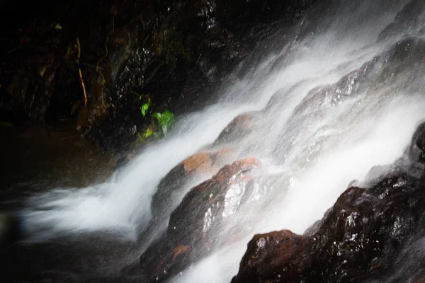 Acqua Che Cade Sulla Pietra Nella Foresta Sfondo Nero — Foto Stock