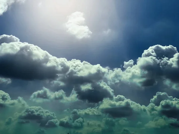 Bulutlar arka plan ve gündoğumu ile Mavi gökyüzü