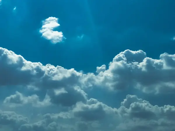 Bulutlar arka plan ve gündoğumu ile Mavi gökyüzü