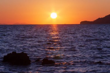 Güneş sahil kenarını saklıyor.