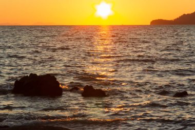 Güneş sahil kenarını saklıyor.