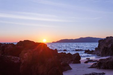 Güneş sahil kenarını saklıyor.