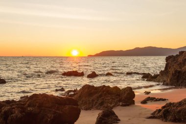 Güneş sahil kenarını saklıyor.