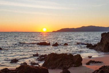 Güneş sahil kenarını saklıyor.