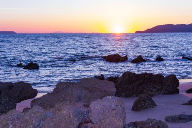 Güneş sahil kenarını saklıyor.