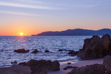 Güneş sahil kenarını saklıyor.