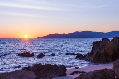 Güneş sahil kenarını saklıyor.