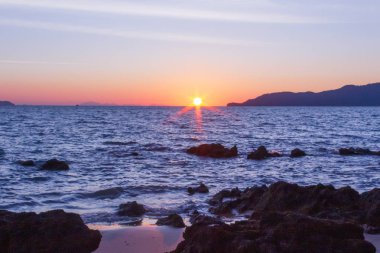 Güneş sahil kenarını saklıyor.