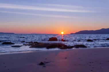 Güneş sahil kenarını saklıyor.