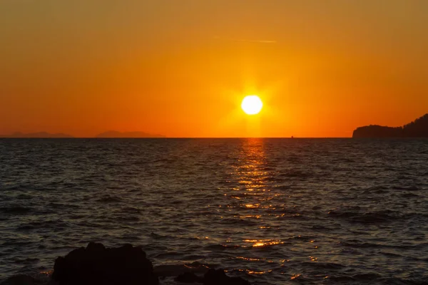 Sol Está Escondendo Borda Praia — Fotografia de Stock