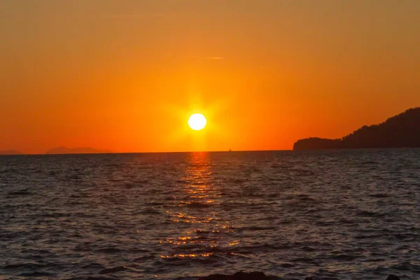 Güneş sahil kenarını saklıyor.