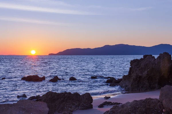 Güneş sahil kenarını saklıyor.