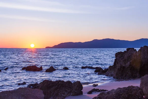 Güneş sahil kenarını saklıyor.