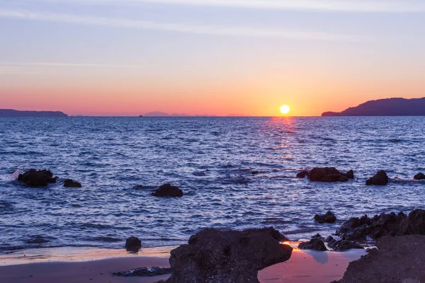 Güneş sahil kenarını saklıyor.