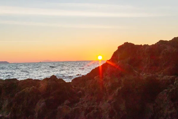 太陽がビーチの端を隠している — ストック写真