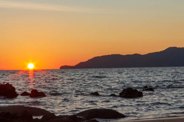 Güneş sahil kenarını saklıyor.