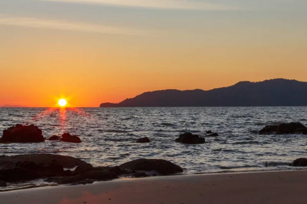 Güneş sahil kenarını saklıyor.