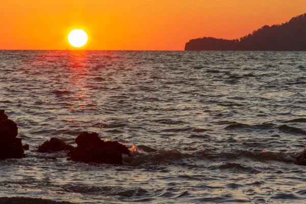 Güneş sahil kenarını saklıyor.