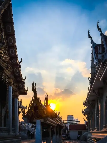 Temple Thaïlandais Ciel Soir Coucher Soleil Temple Thaïlandais Ciel Soir — Photo