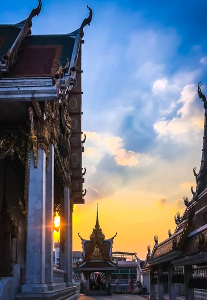 Thai tapınağı, akşam gökyüzü SunsetThai tapınağı, akşam gökyüzü gün batımı