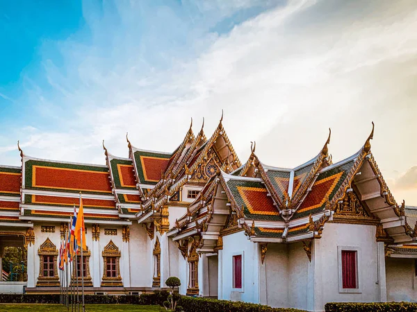 Temple thaïlandais avec ciel bleu et drapeau — Photo