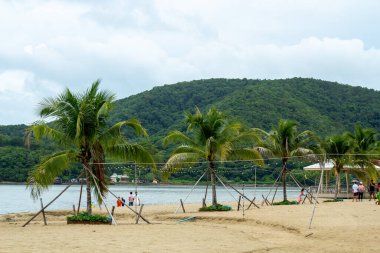 Leam Sing Beach, Chanthaburi Tayland - 21 Haziran 2020: Corona virüsü salgını yüzünden çok az turist, turizm ekonomisini tehdit ediyor, Laem Singh Plajı 'nda tatil.