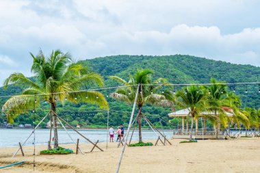 Leam Sing Beach, Chanthaburi Tayland - 21 Haziran 2020: Corona virüsü salgını yüzünden çok az turist, turizm ekonomisini tehdit ediyor, Laem Singh Plajı 'nda tatil.