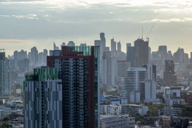 Bangkok 'ta. Tayland - Haziran 2020: Bangkok 'un ortasındaki şehrin çatısından yukarısı